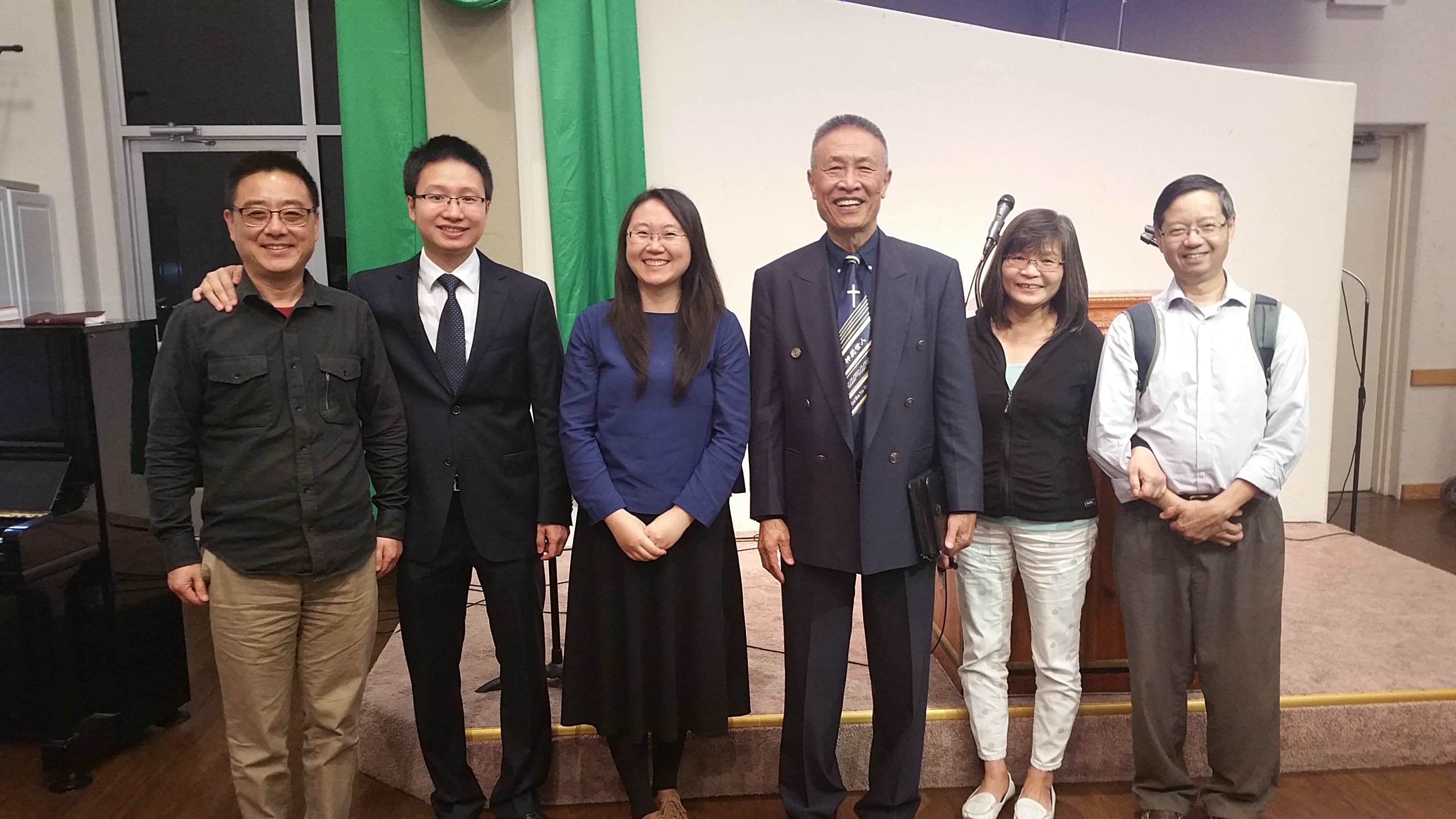 方牧师在信息过后与基督工人神学院的学生们一起合影!
